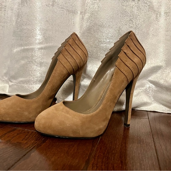 ALDO Beautiful Tan Suede Stiletto High Heel Pumps with detail on back. Size 36 - Picture 8 of 10